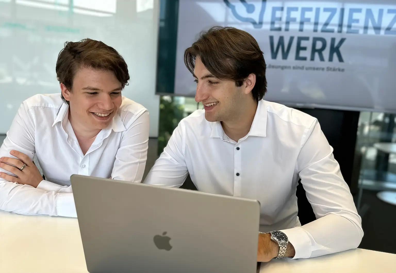 Zwei Gründer von Effizienzwerk im Austausch am Laptop